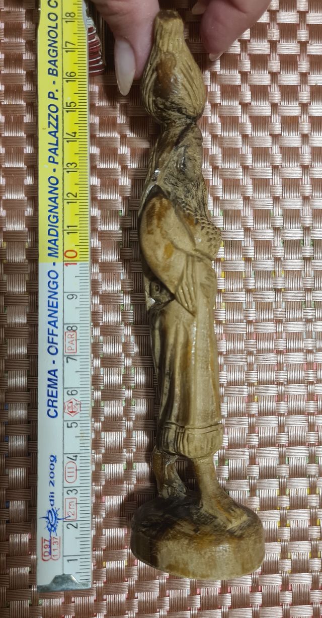Statuina in legno donna con vaso d'acqua in testa