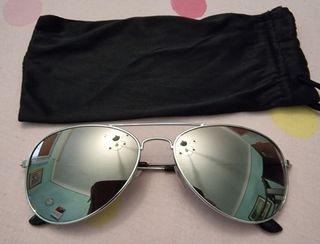 Occhiali da sole tipo Rayban.