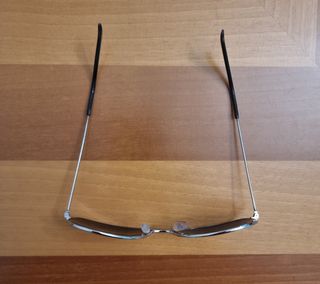 Occhiali da sole tipo Rayban.