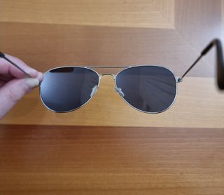 Occhiali da sole tipo Rayban.