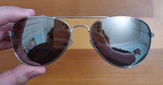 Occhiali da sole tipo Rayban.