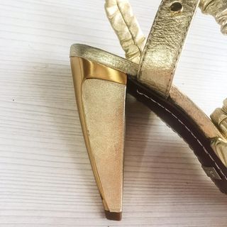 Zapatos de tacón Strutt Dorado