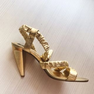 Zapatos de tacón Strutt Dorado