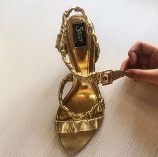 Zapatos de tacón Strutt Dorado