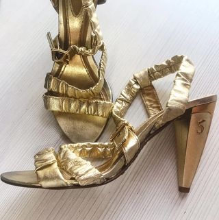Zapatos de tacón Strutt Dorado
