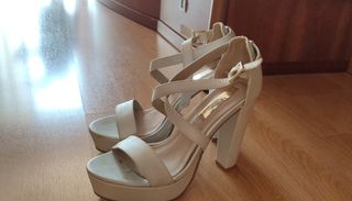 Sandalia con tacón talla 39