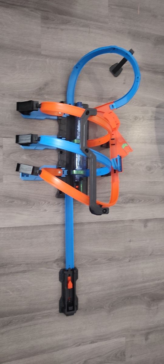 Hotwheels. Triple looping