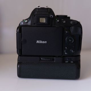 Camara reflex Nikon D5100 + Grip + 50mm