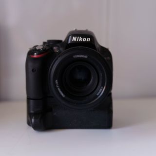 Camara reflex Nikon D5100 + Grip + 50mm