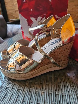 Sandalias cuña doradas 