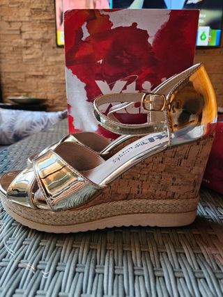 Sandalias cuña doradas 