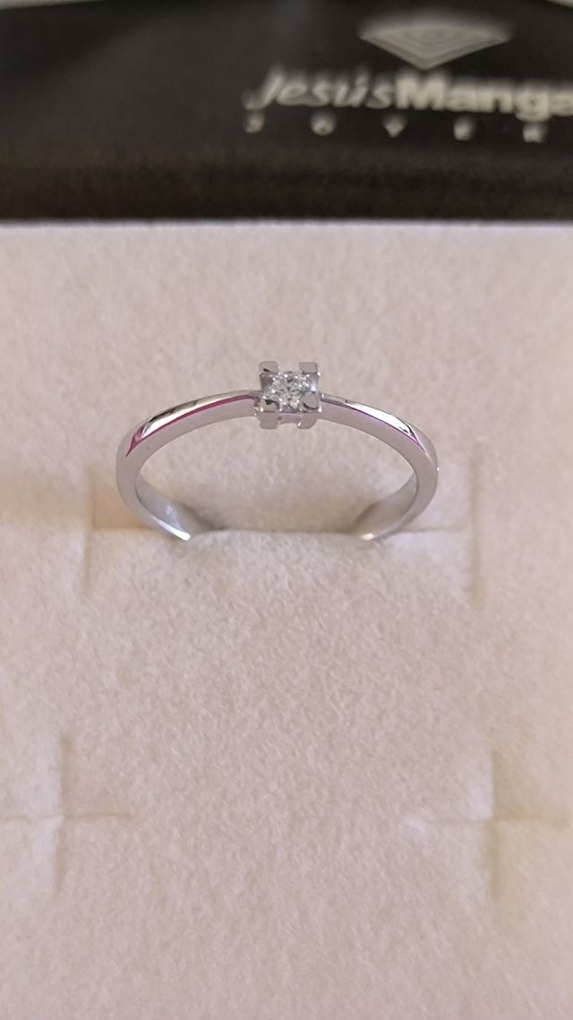 Solitario oro blanco y circonita.