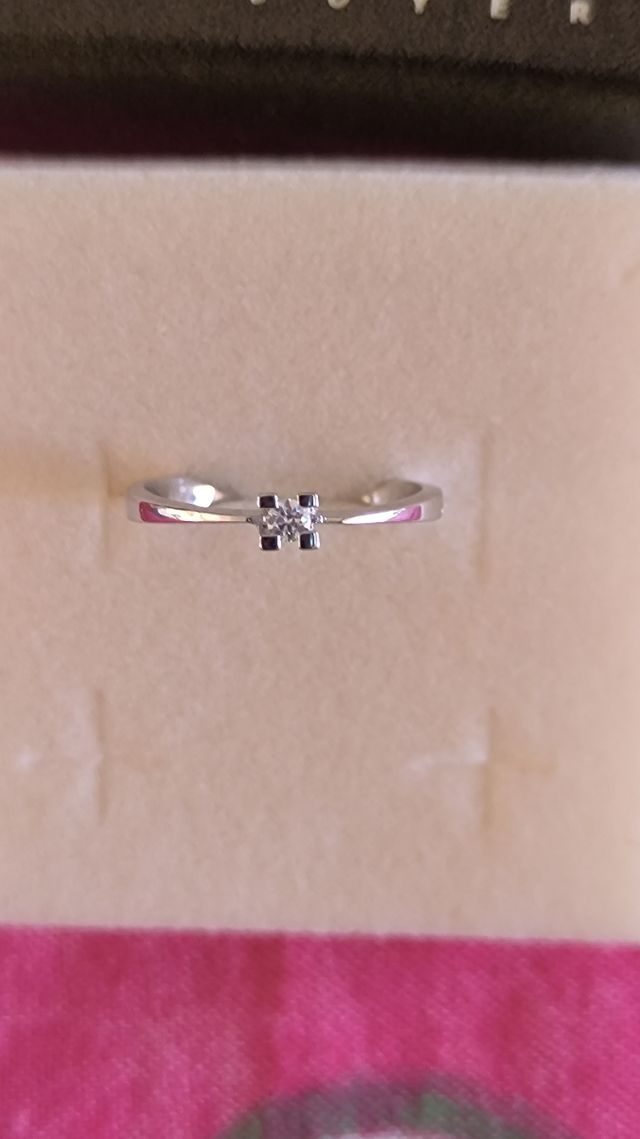 Solitario oro blanco y circonita.