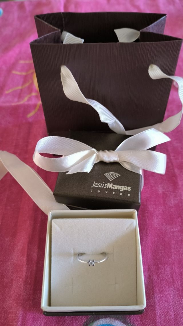 Solitario oro blanco y circonita.