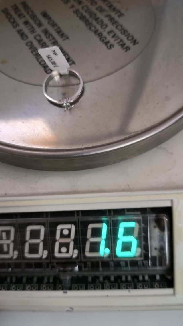 Solitario oro blanco y circonita.