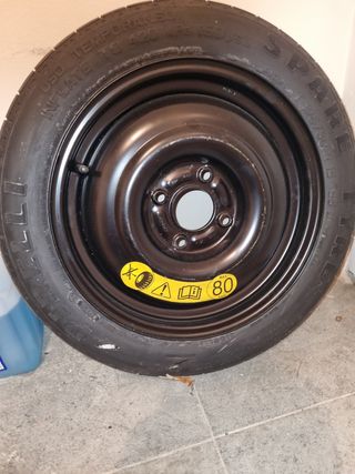 Rueda de repuesto Pirelli .