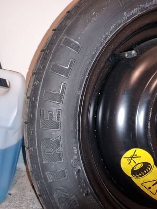 Rueda de repuesto Pirelli .