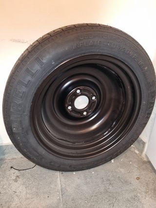 Rueda de repuesto Pirelli .