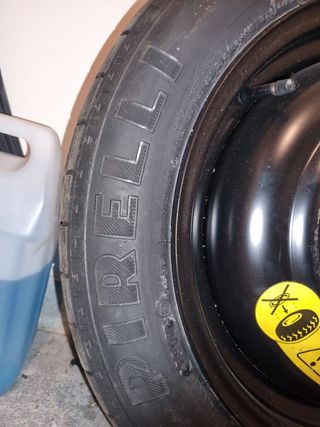 Rueda de repuesto Pirelli .