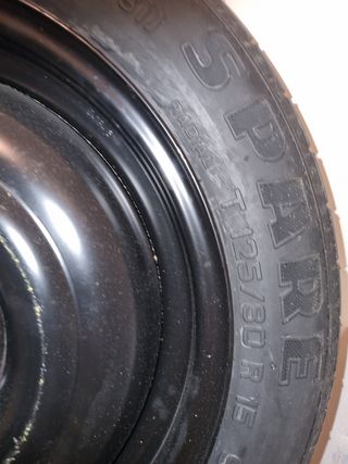 Rueda de repuesto Pirelli .