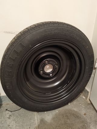 Rueda de repuesto Pirelli .