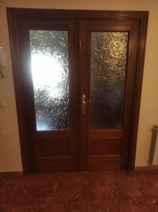 Puerta de madera con cristalera