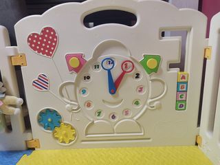 Parque infantil (corralito) con suelo blando.