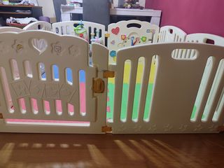 Parque infantil (corralito) con suelo blando.