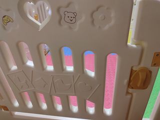 Parque infantil (corralito) con suelo blando.