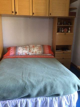 Dormitorio de 1.35 con puente y mesa a juego