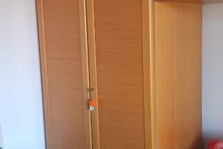 Dormitorio de 1.35 con puente y mesa a juego