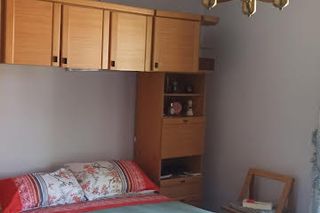 Dormitorio de 1.35 con puente y mesa a juego