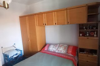 Dormitorio de 1.35 con puente y mesa a juego