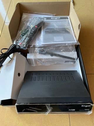 Receptor satelite Engel rs8100y