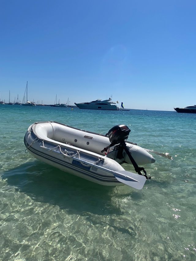Zodiac con motor de segunda mano por 1.200 EUR en Mataró en WALLAPOP