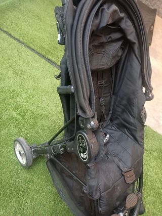 Silla ligera con funda de lluvia
