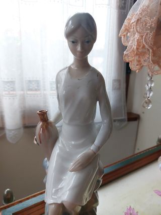 Mujer joven con cántaro.CASADES porcelan