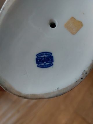 Mujer joven con cántaro.CASADES porcelan