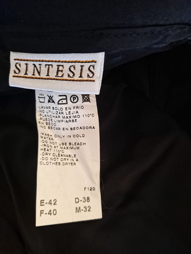 Pantalón color negro. Síntesis. 