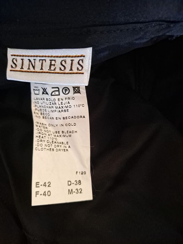 Pantalón color negro. Síntesis. 