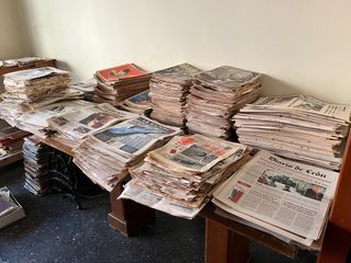 Cientos de periódicos antiguos