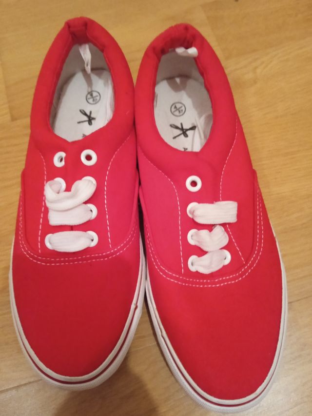 Zapatillas rojas tela