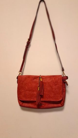 Bolso de piel color rojizo