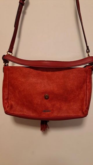 Bolso de piel color rojizo