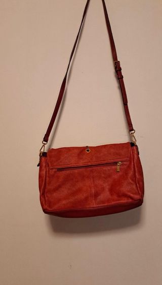 Bolso de piel color rojizo