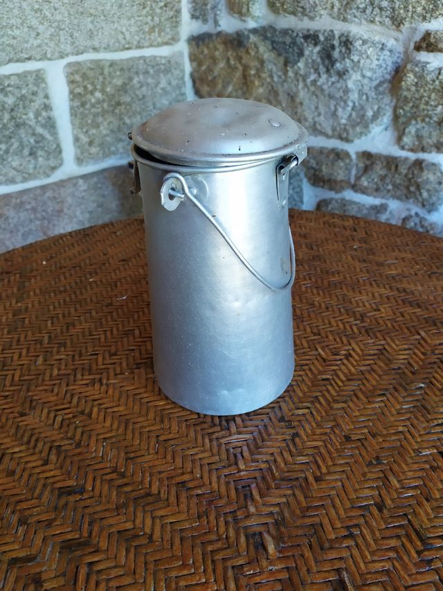 Lechera antigua y reloj de perro