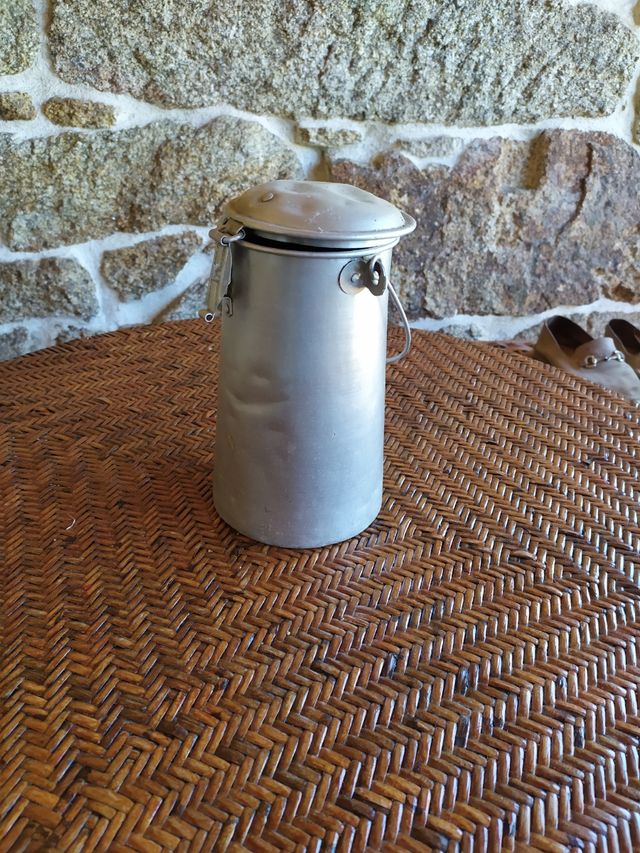 Lechera antigua y reloj de perro