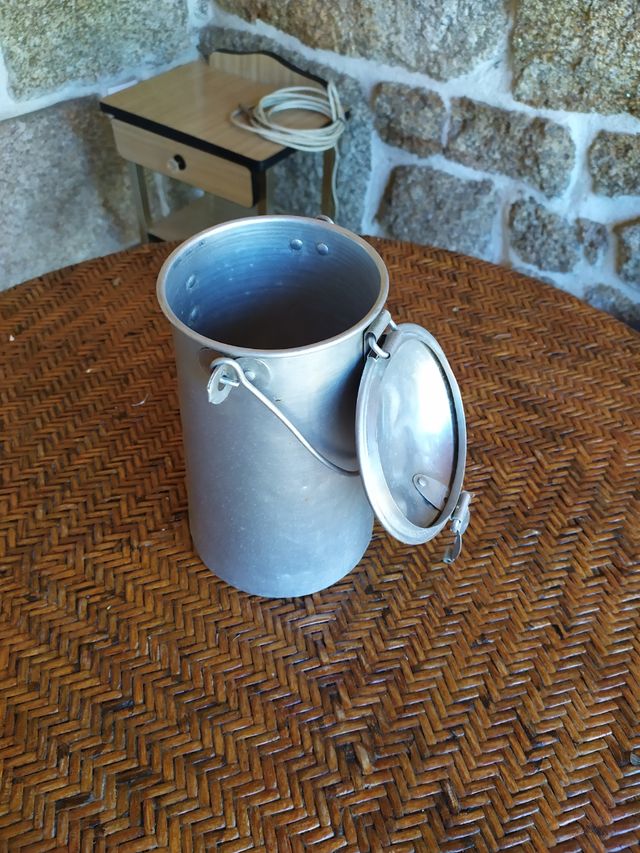 Lechera antigua y reloj de perro