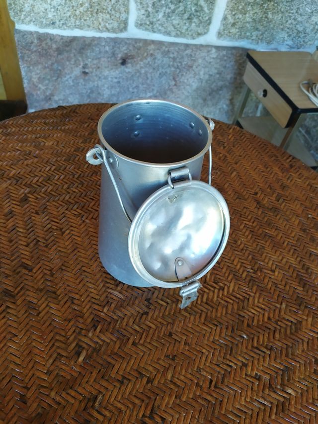 Lechera antigua y reloj de perro