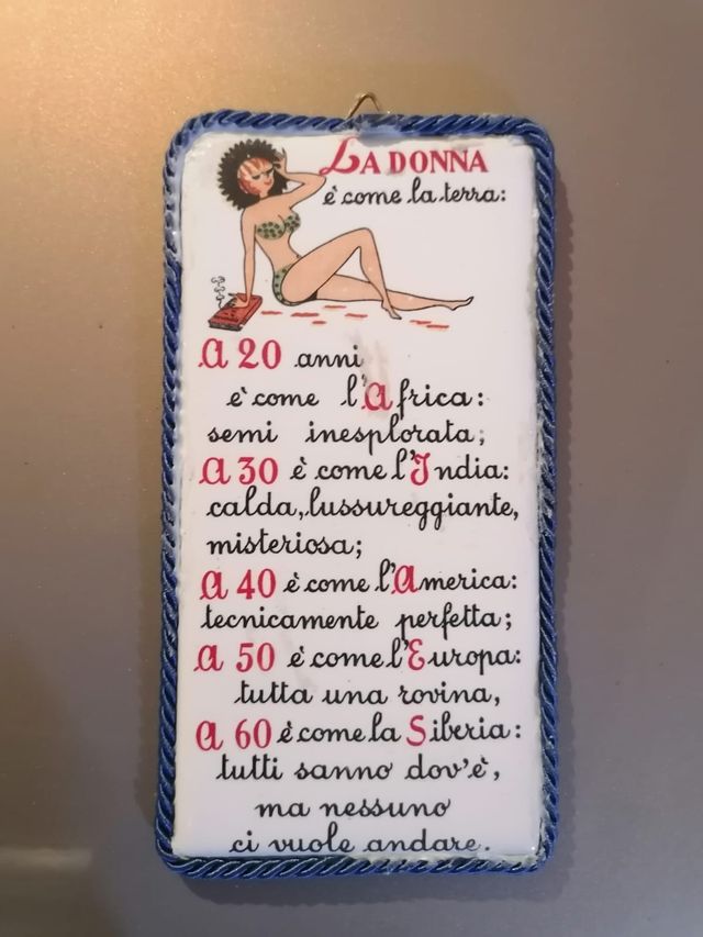Piastrella con frasi sulla donna su ceramica
